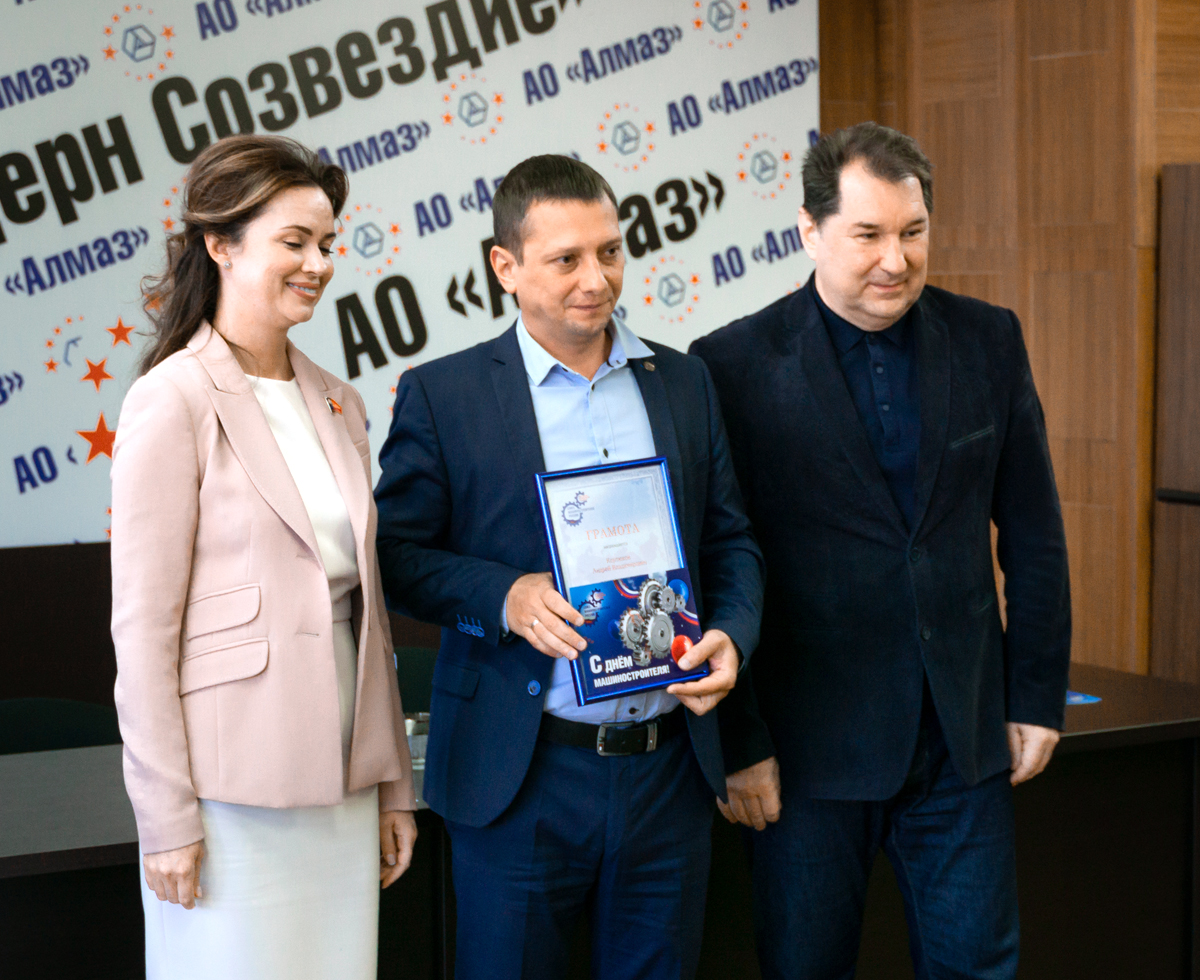 Награждение работников АО «Алмаз» в честь Дня машиностроителя Награждение работников АО «Алмаз» в честь Дня машиностроителя